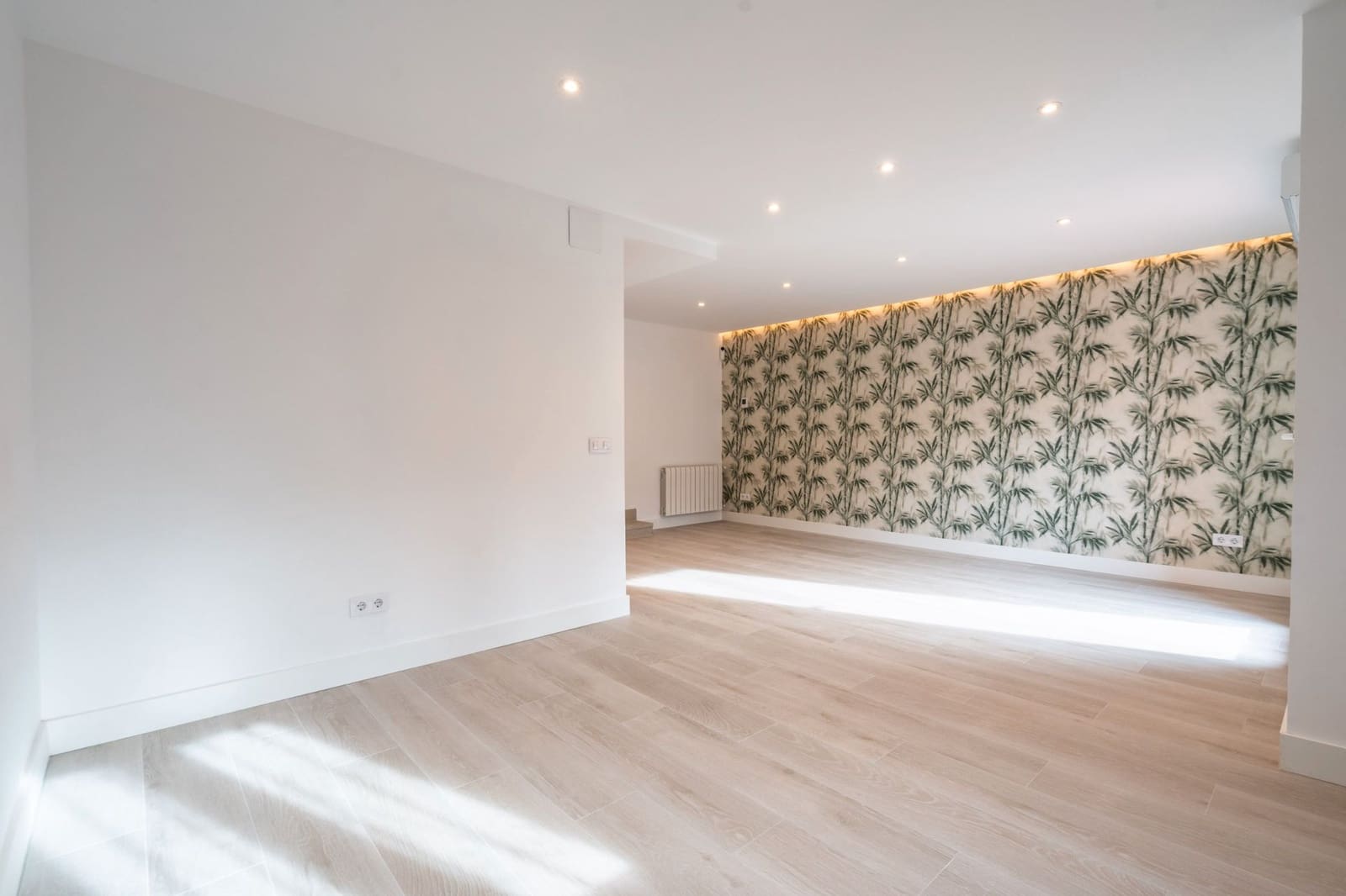 5 bedroom Townhouse for sale in Mejorada del Campo with garage - € 455,000 (Ref: 9449864)