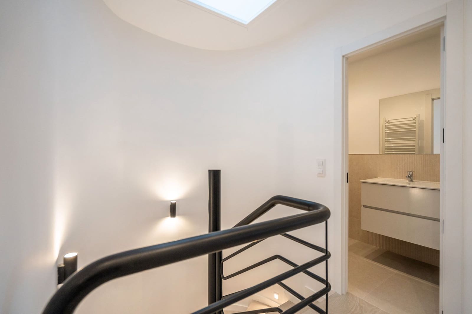 5 bedroom Townhouse for sale in Mejorada del Campo with garage - € 455,000 (Ref: 9449864)