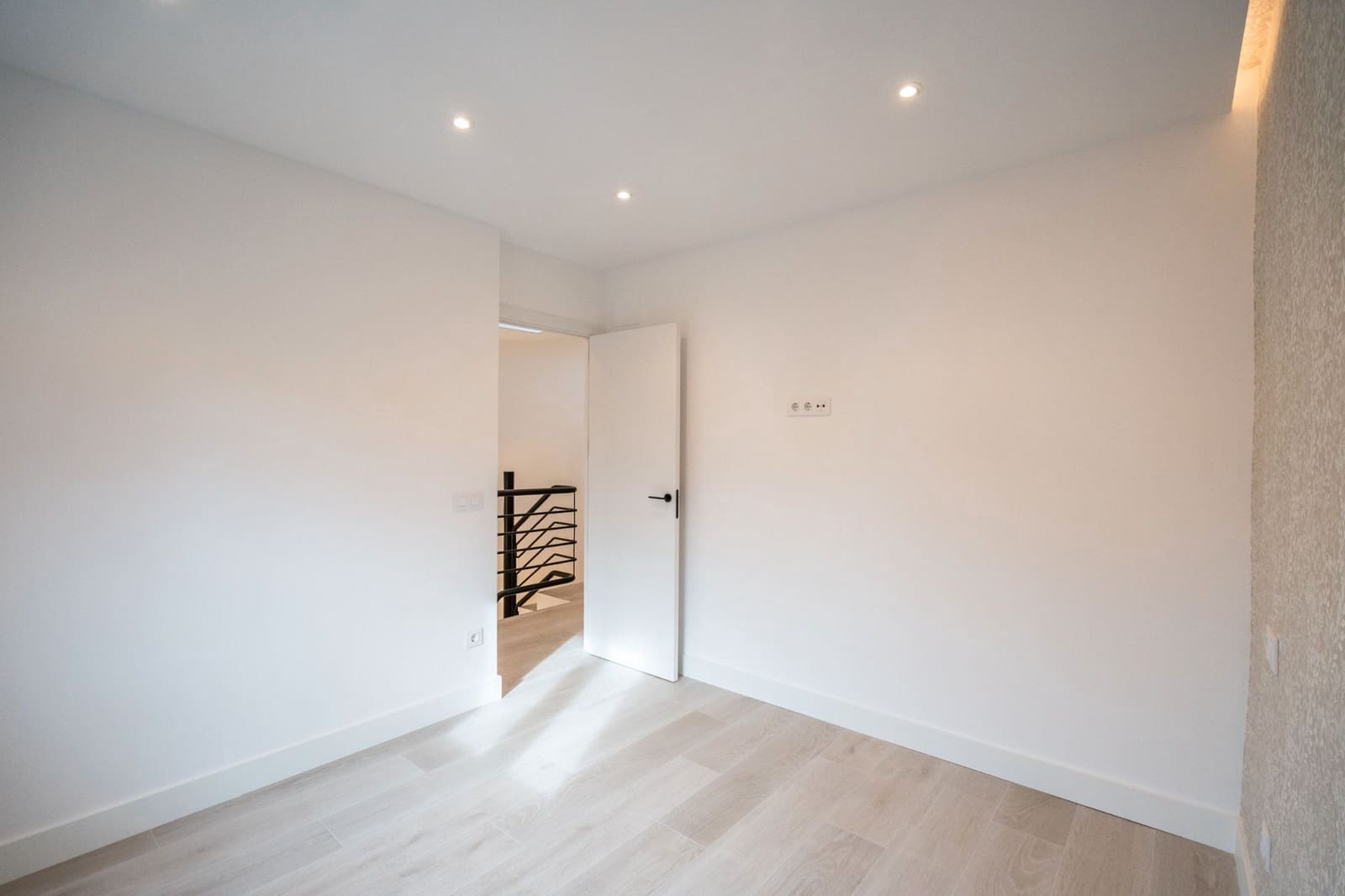 5 bedroom Townhouse for sale in Mejorada del Campo with garage - € 455,000 (Ref: 9449864)