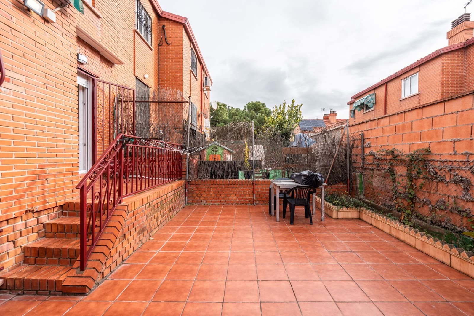 5 bedroom Townhouse for sale in Mejorada del Campo with garage - € 455,000 (Ref: 9449864)