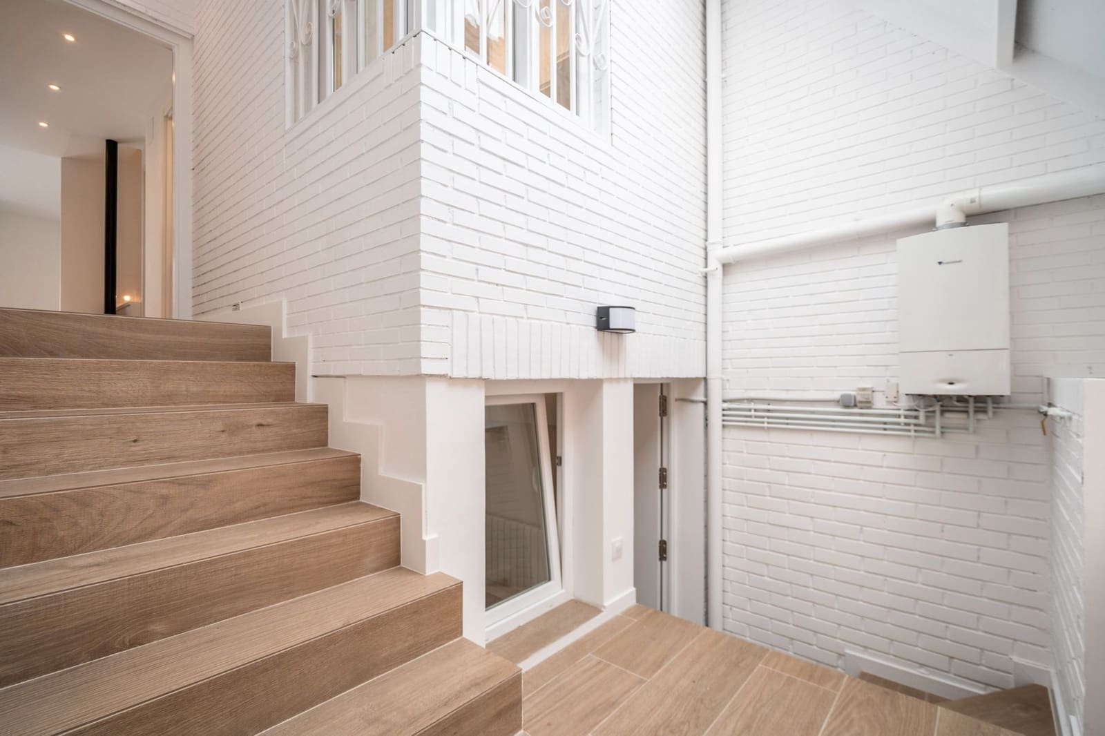 5 bedroom Townhouse for sale in Mejorada del Campo with garage - € 455,000 (Ref: 9449864)