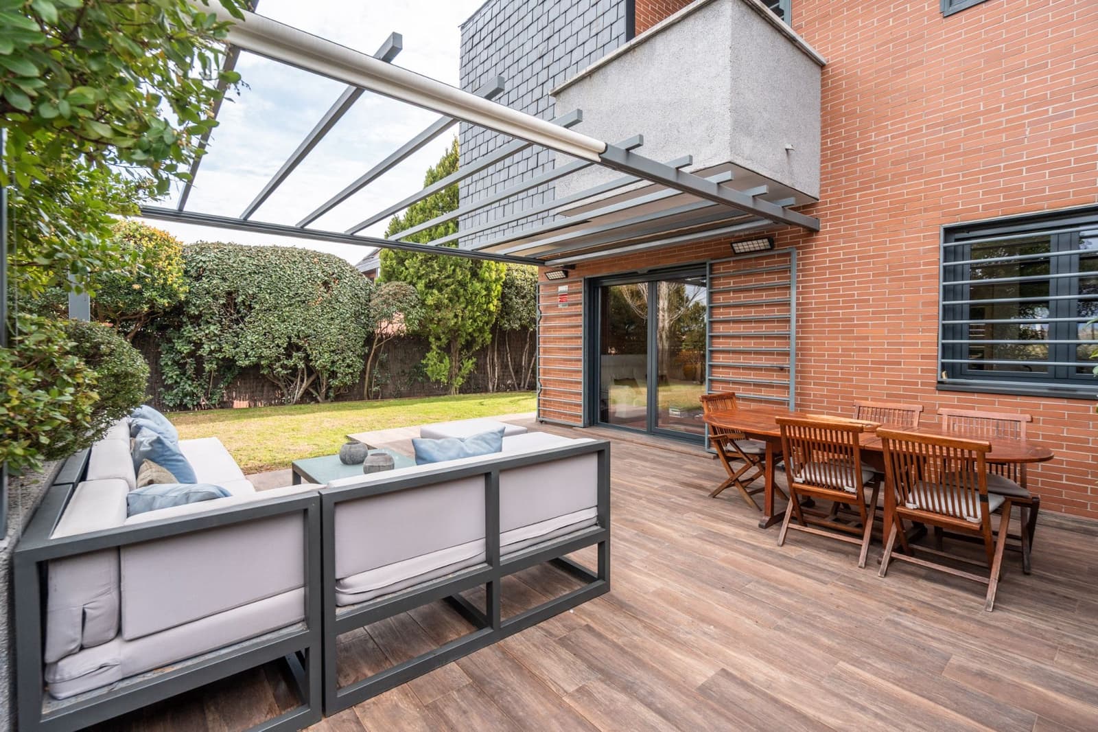 6 bedroom Semi-detached Villa for sale in Las Rozas de Madrid with pool garage - € 1,280,000 (Ref: 9465979)