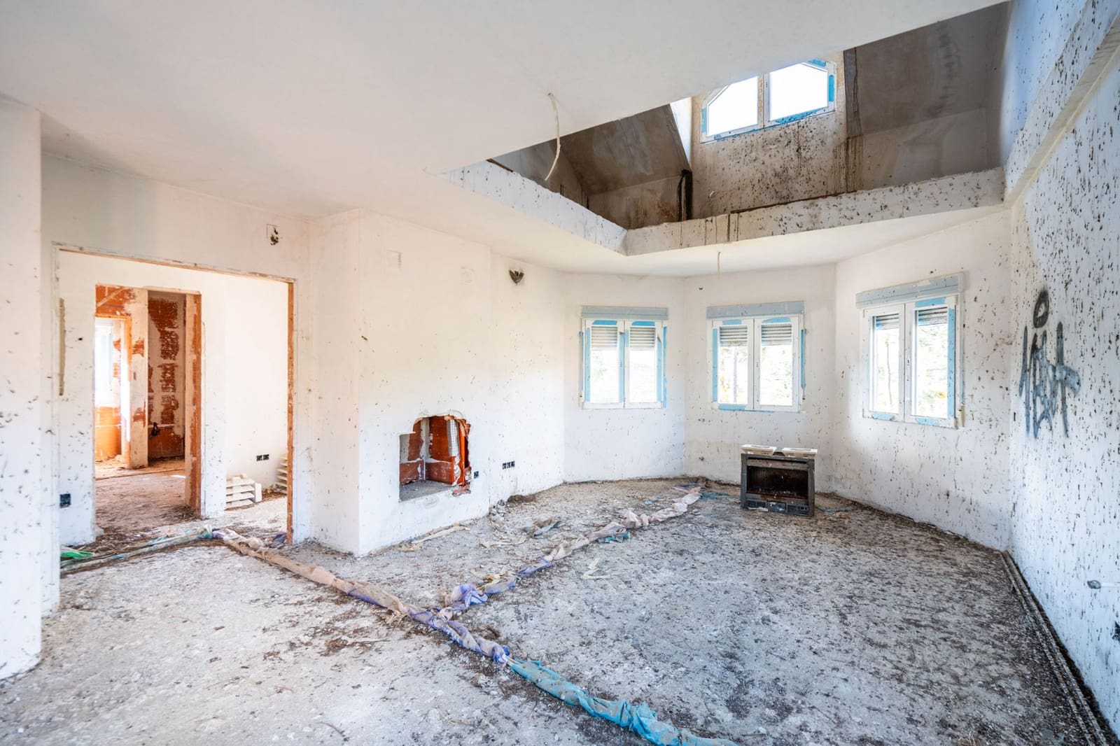 5 bedroom Villa for sale in Robledo de Chavela - € 155,000 (Ref: 9495302)