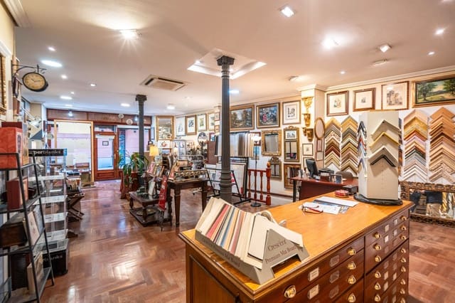 Comercial para venda em Cortes, Madrid cidade - 900 000 € (Ref: 9535164)