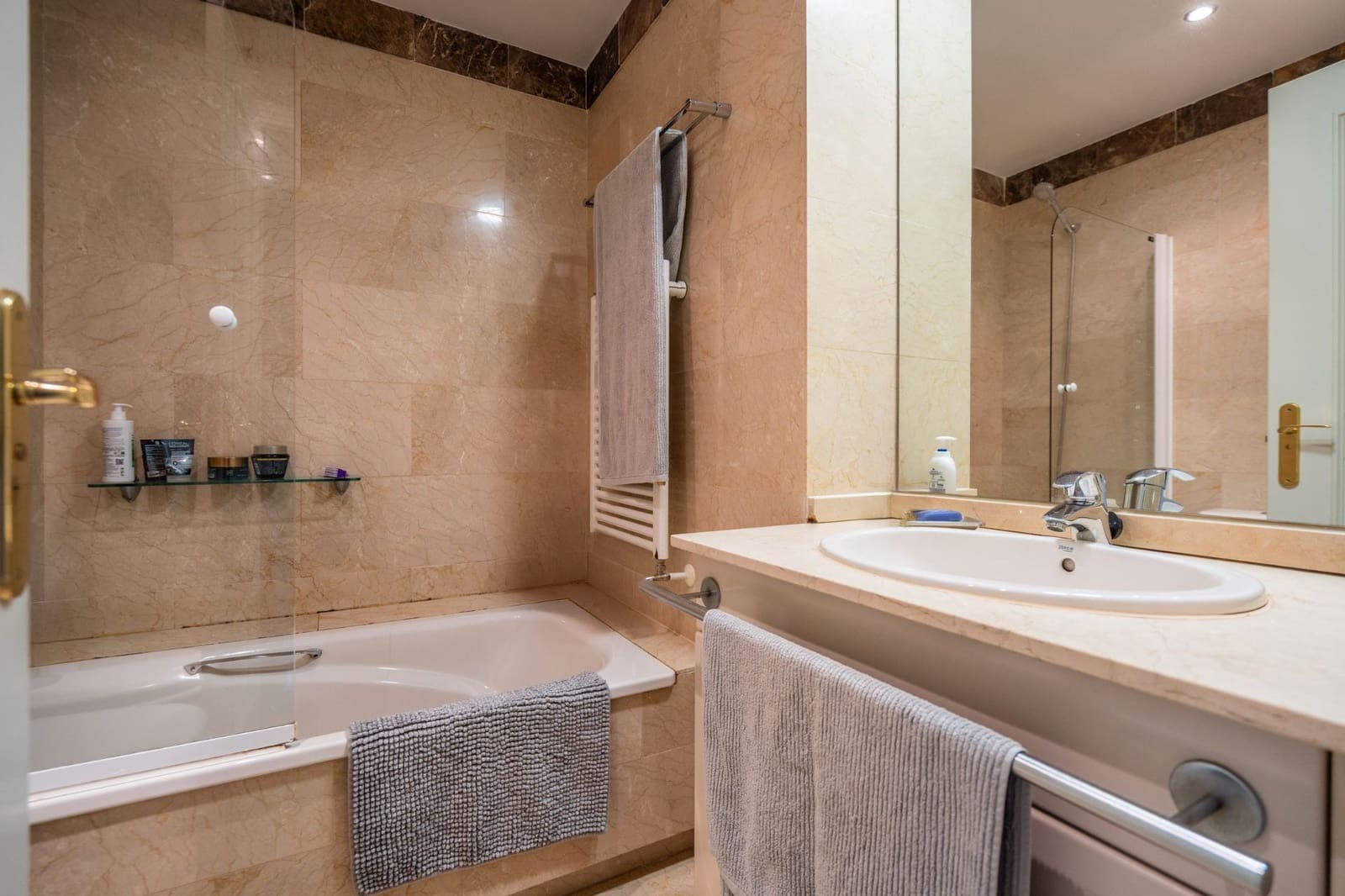 2 slaapkamer Flat te koop in Las Rozas de Madrid met zwembad - € 580.000 (Ref: 9542047)