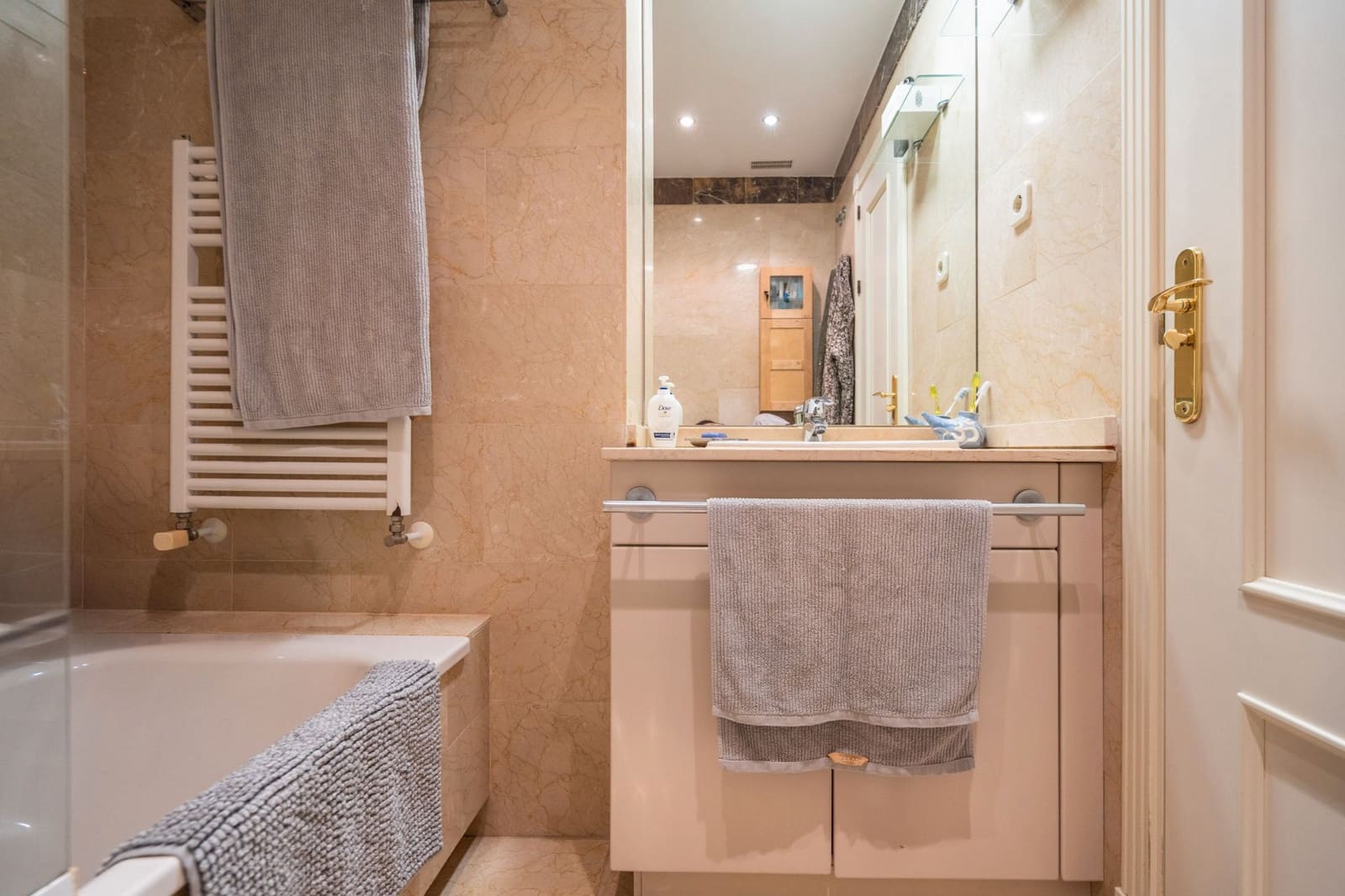 2 slaapkamer Flat te koop in Las Rozas de Madrid met zwembad - € 580.000 (Ref: 9542047)