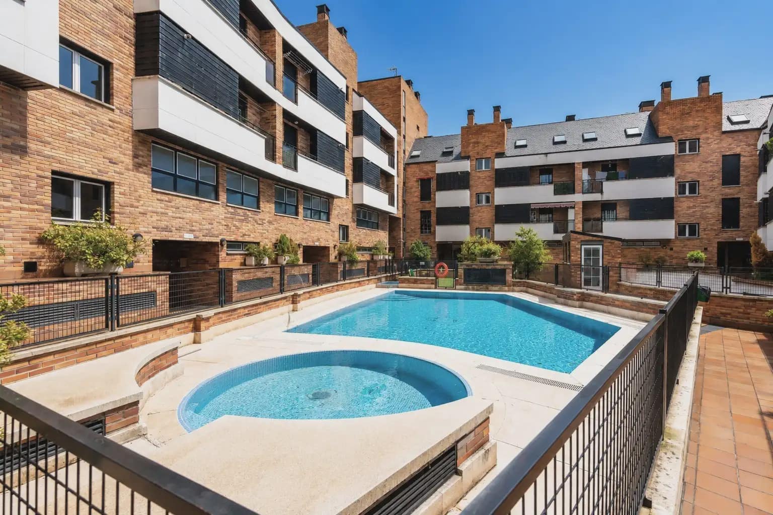 2 bedroom Flat for sale in Collado Villalba with pool garage - € 380,000 (Ref: 9598131)