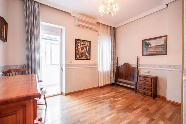 5 bedroom Flat for sale in Franciscanos, Albacete city - € 275,000 (Ref: 9618625)