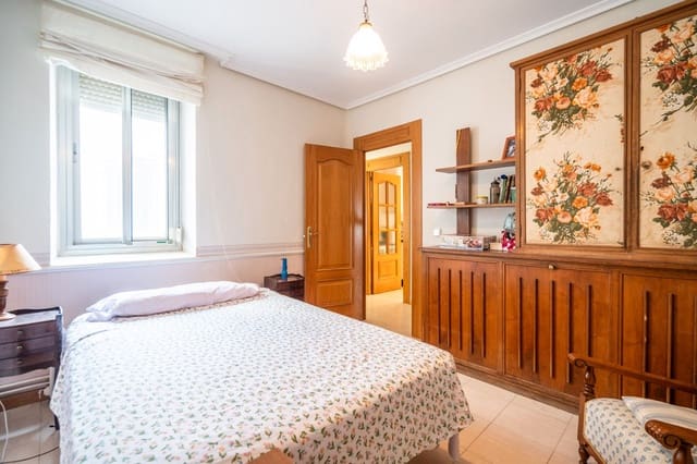 5 bedroom Flat for sale in Franciscanos, Albacete city - € 275,000 (Ref: 9618625)