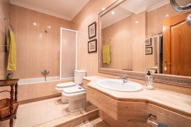 5 bedroom Flat for sale in Franciscanos, Albacete city - € 275,000 (Ref: 9618625)