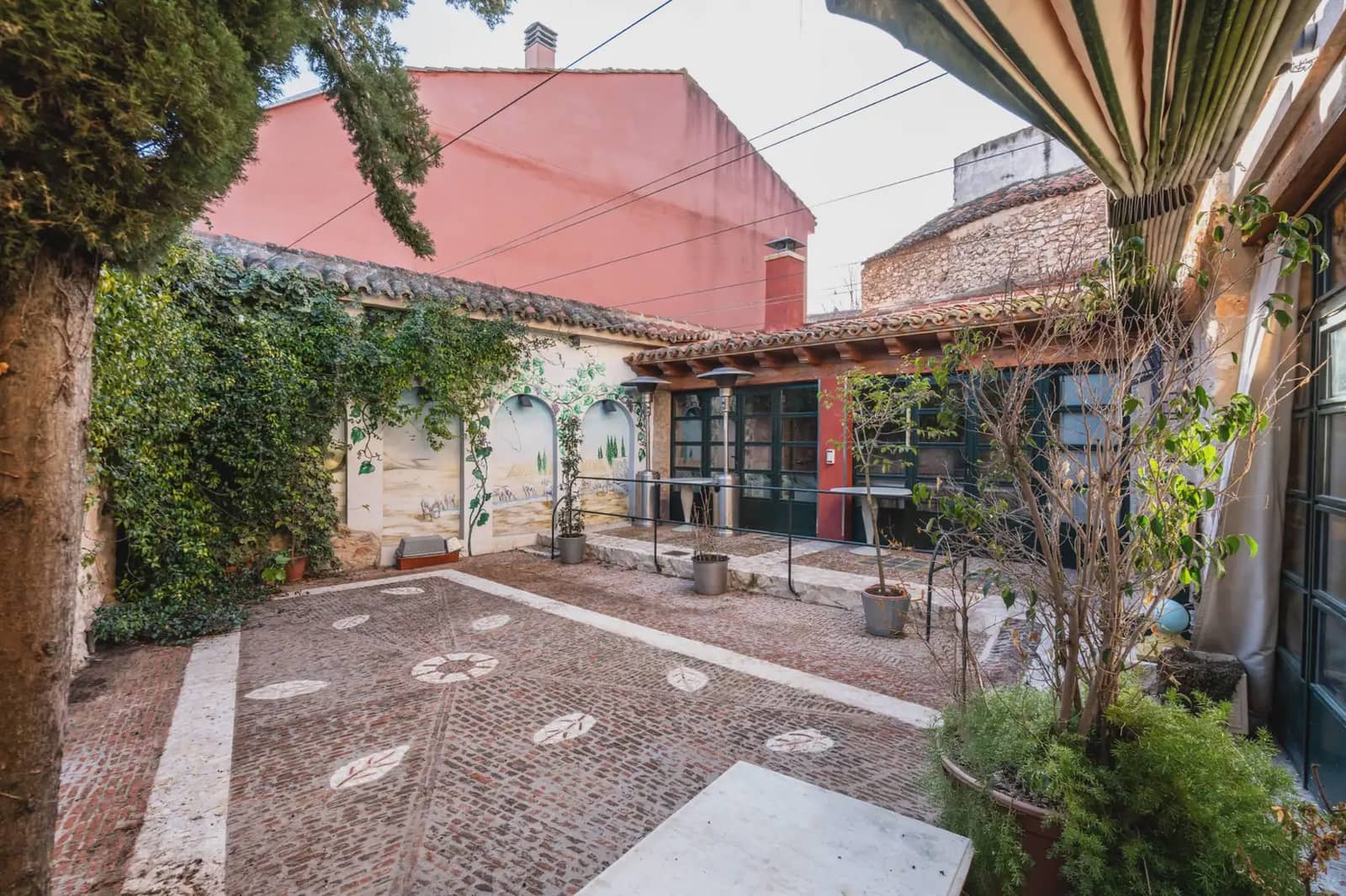 3 bedroom Commercial for sale in Belmonte de Tajo - € 640,000 (Ref: 9768980)