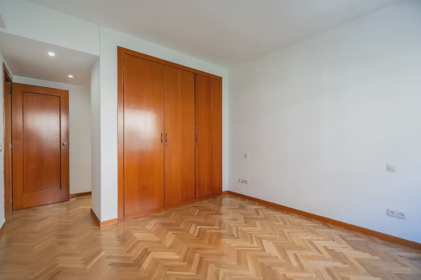 2 bedroom Flat for rent in Madrid city - € 2,100 (Ref: 9821681)