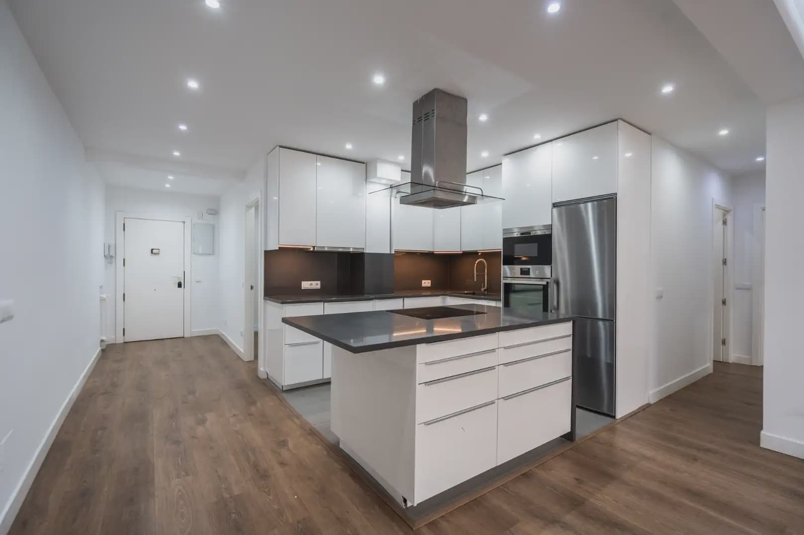 Appartement de 3 chambres à louer à Madrid ville avec garage - 3 500 € (Ref: 9828026)