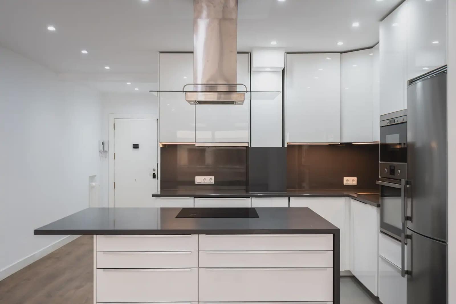 Appartement de 3 chambres à louer à Madrid ville avec garage - 3 500 € (Ref: 9828026)