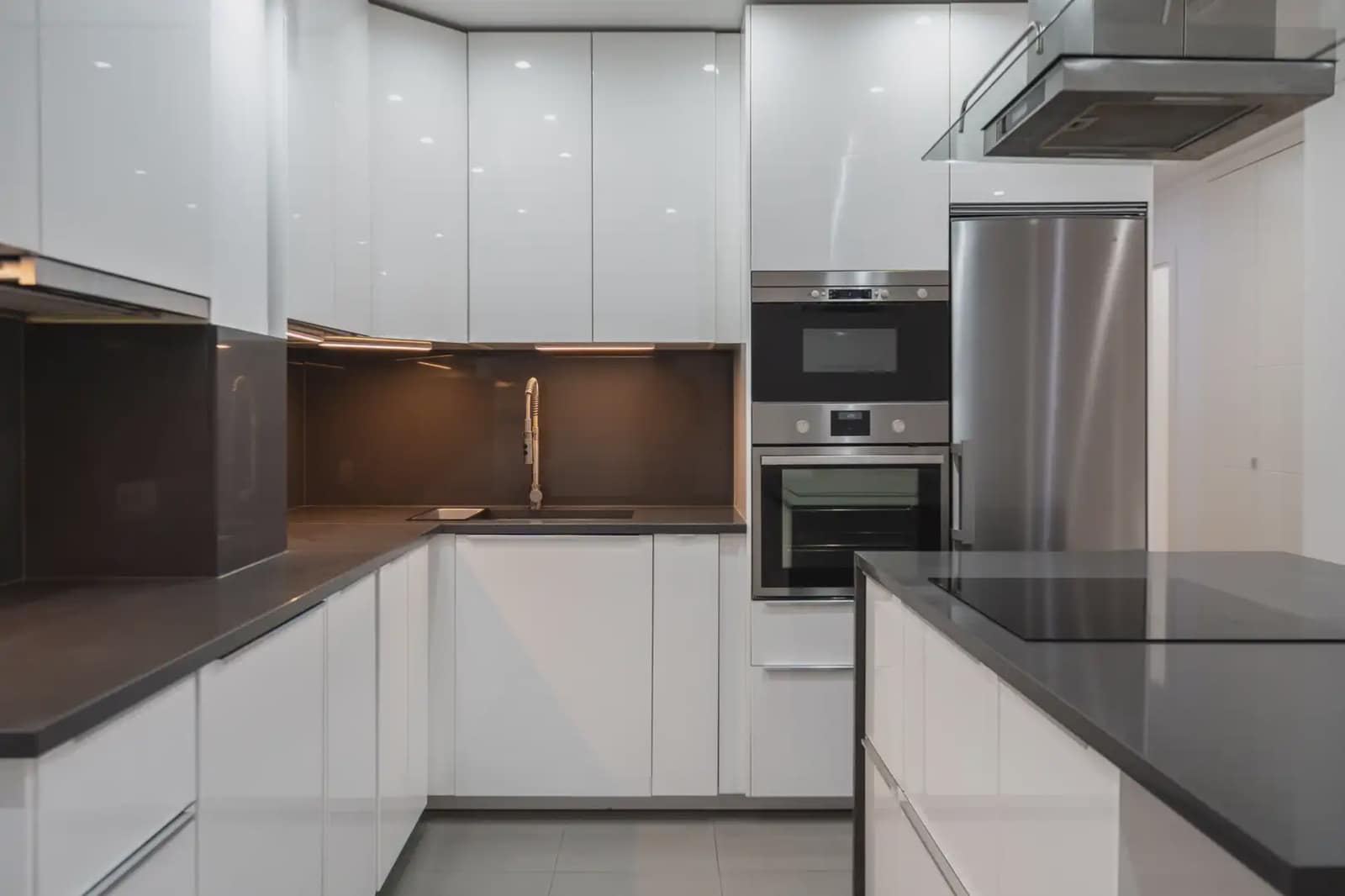 Appartement de 3 chambres à louer à Madrid ville avec garage - 3 500 € (Ref: 9828026)