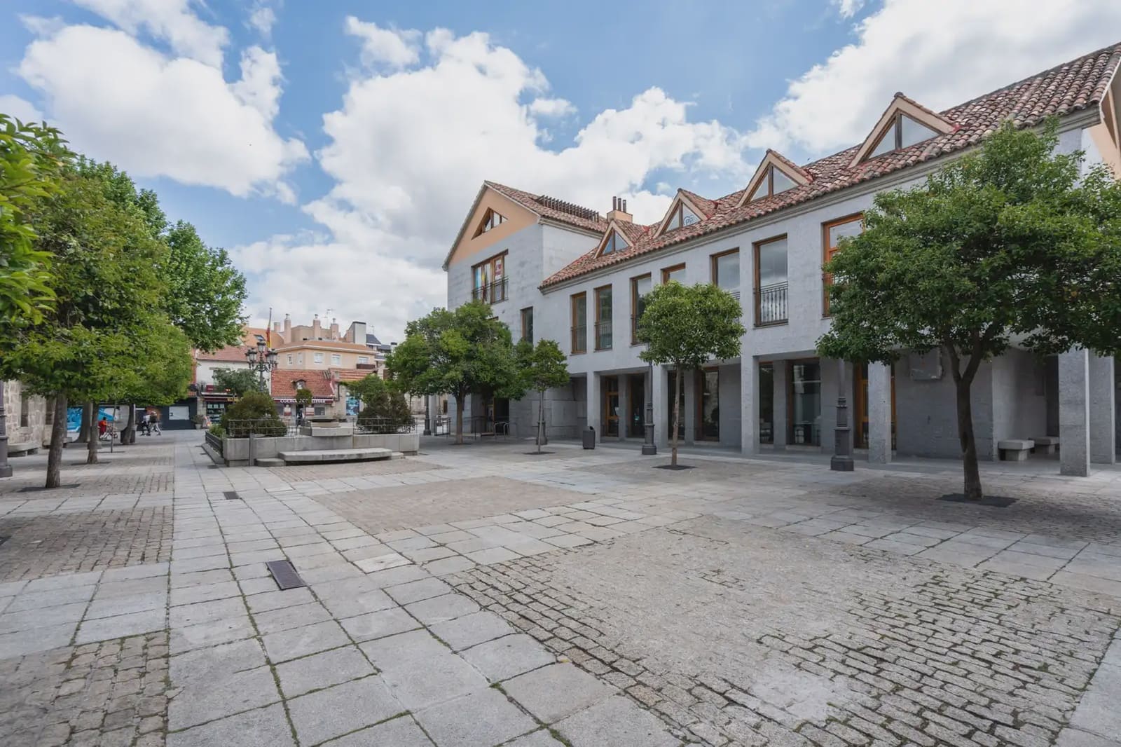 Local Commercial à louer à Torrelodones - 2 000 € (Ref: 9858876)