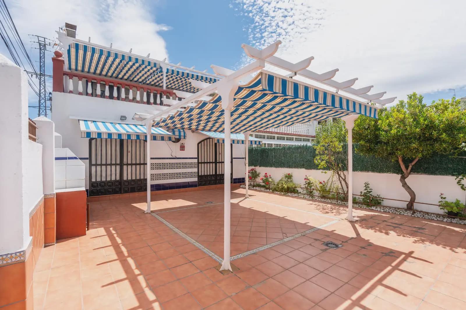 5 bedroom Semi-detached Villa for sale in El Tiemblo with pool - € 249,990 (Ref: 9872283)