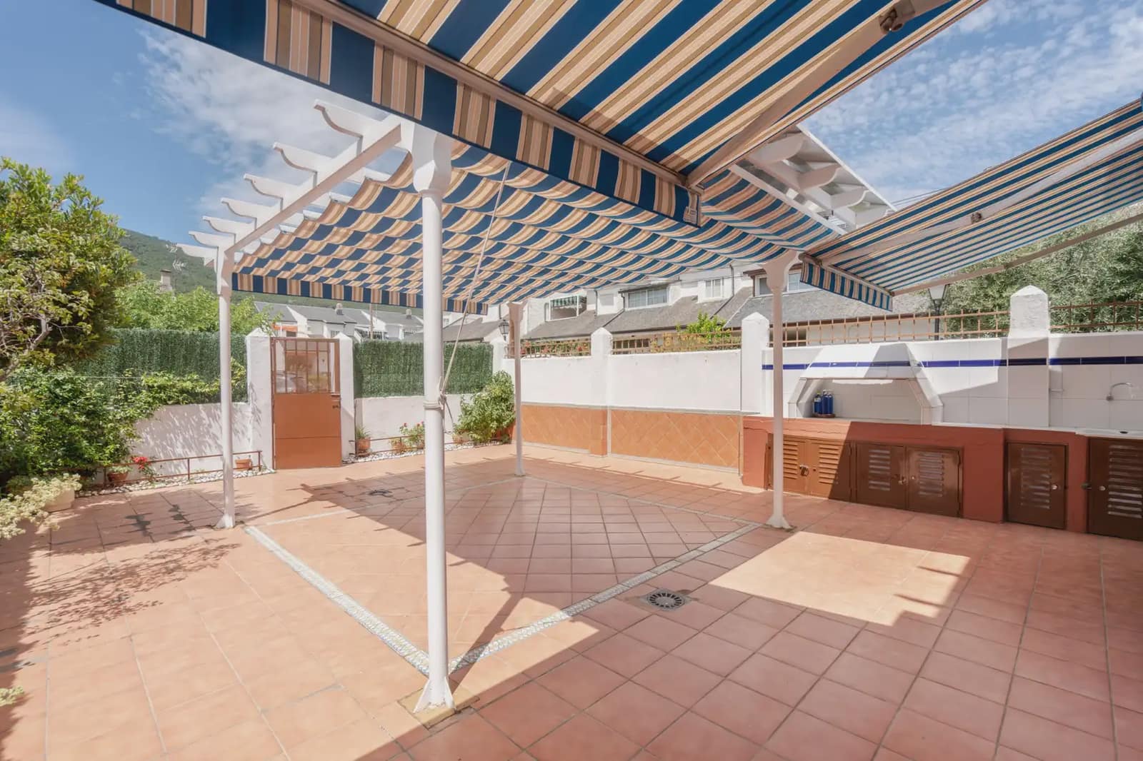 5 bedroom Semi-detached Villa for sale in El Tiemblo with pool - € 249,990 (Ref: 9872283)