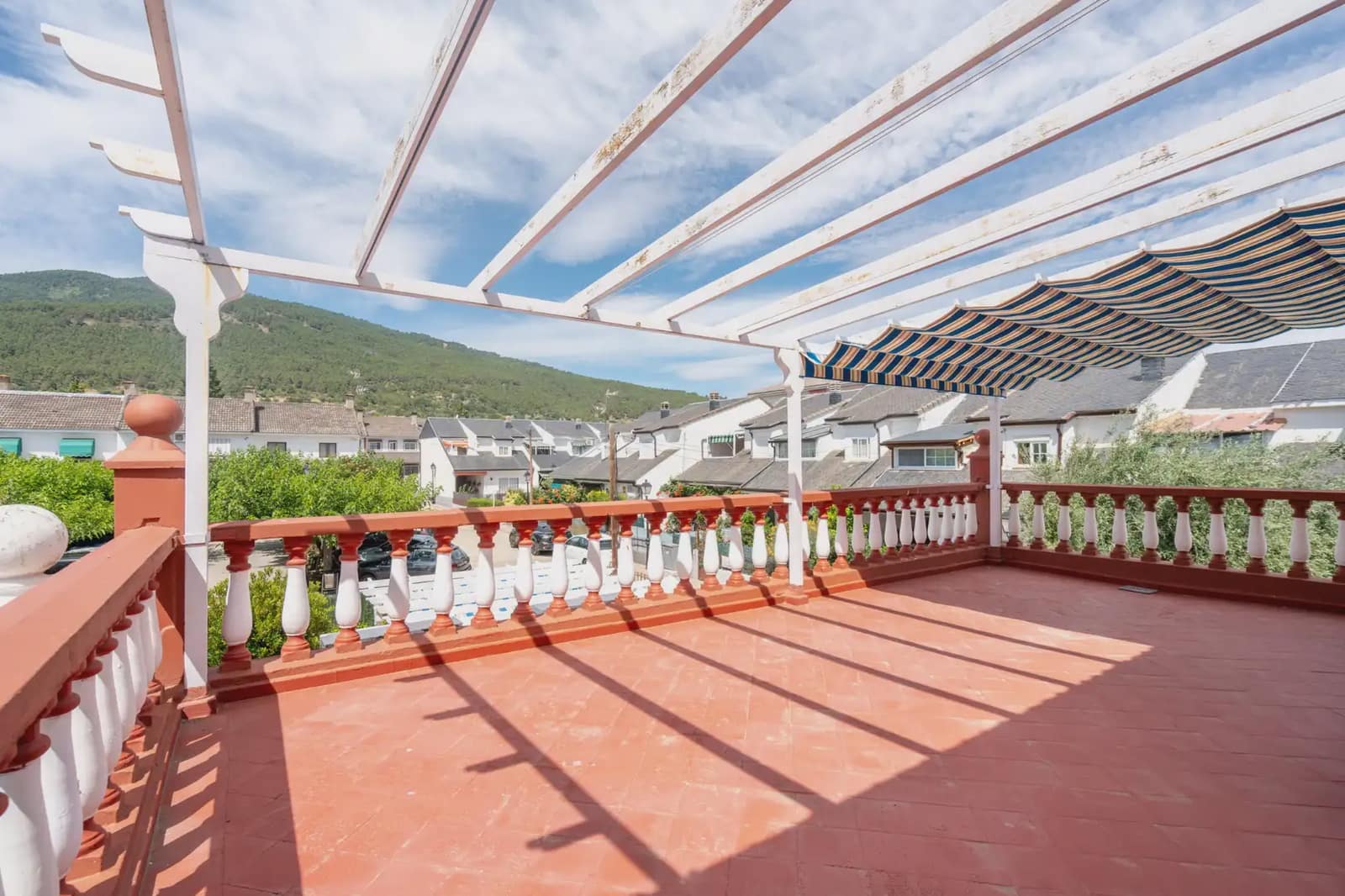 5 bedroom Semi-detached Villa for sale in El Tiemblo with pool - € 249,990 (Ref: 9872283)