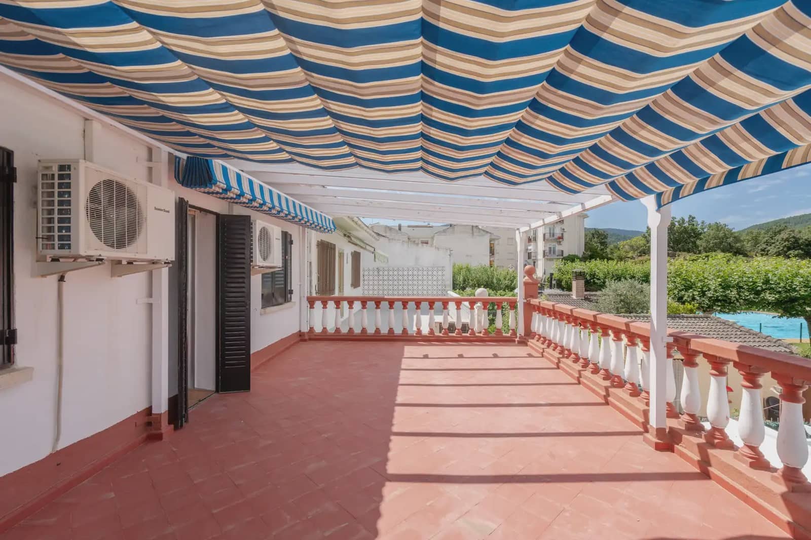 5 bedroom Semi-detached Villa for sale in El Tiemblo with pool - € 249,990 (Ref: 9872283)