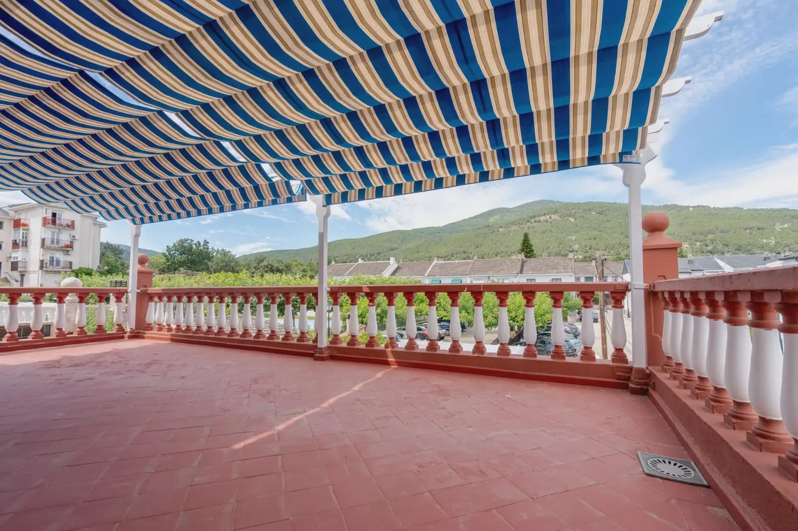 5 bedroom Semi-detached Villa for sale in El Tiemblo with pool - € 249,990 (Ref: 9872283)