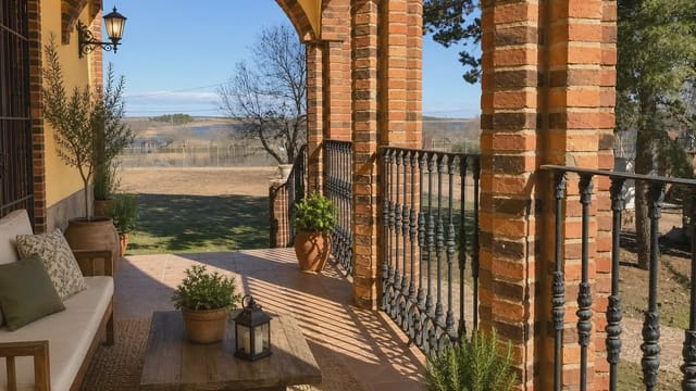 5 sovrum Finca/Hus på landet till salu i Villafranca de los Caballeros med garage - 210 000 € (Ref: 9908958)