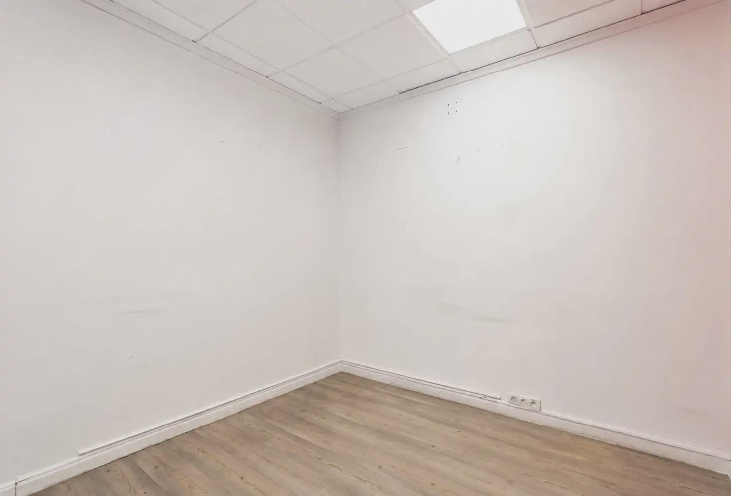 Commercial for sale in Madrid city - € 410,000 (Ref: 9925156)