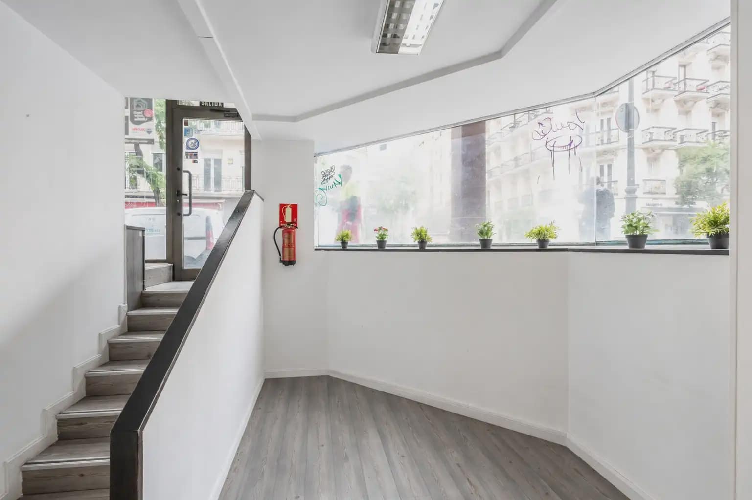 Commercial for sale in Madrid city - € 410,000 (Ref: 9925156)