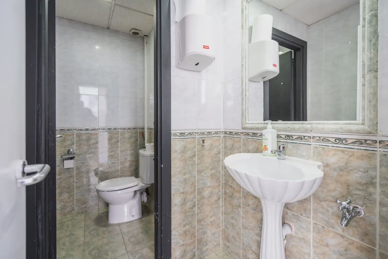 Commercial for sale in Madrid city - € 410,000 (Ref: 9925156)