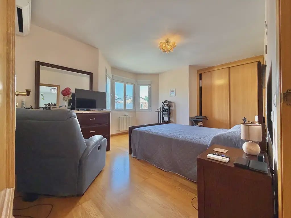 4 soverom Kjedet enebolig til salgs i Ugena med svømmebasseng garasje - € 390 000 (Ref: 9987343)