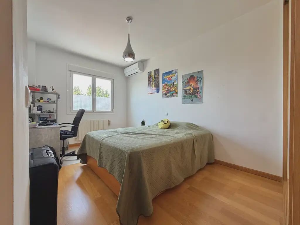 4 soverom Kjedet enebolig til salgs i Ugena med svømmebasseng garasje - € 390 000 (Ref: 9987343)