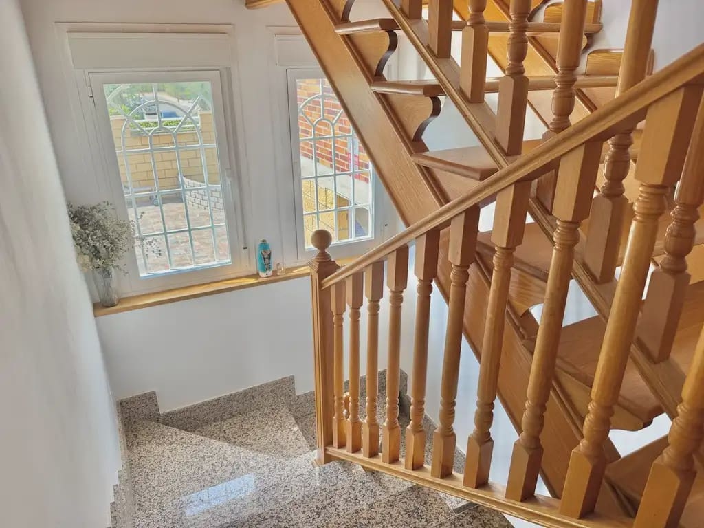 4 soverom Kjedet enebolig til salgs i Ugena med svømmebasseng garasje - € 390 000 (Ref: 9987343)