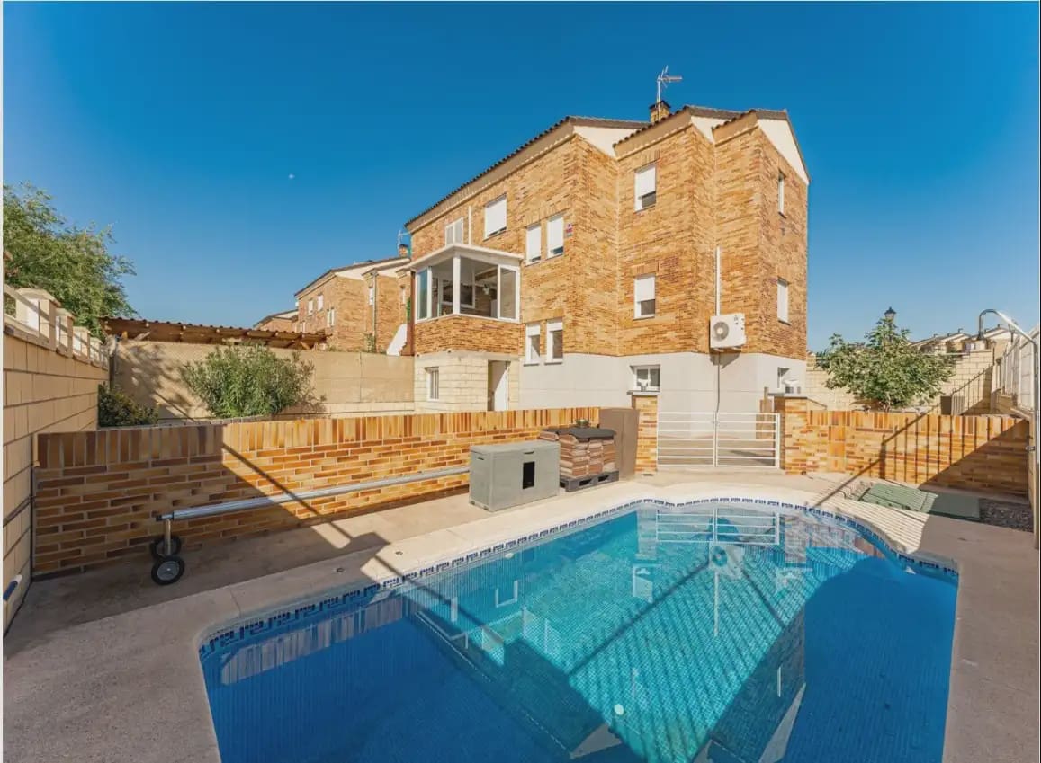 4 soverom Kjedet enebolig til salgs i Ugena med svømmebasseng garasje - € 390 000 (Ref: 9987343)
