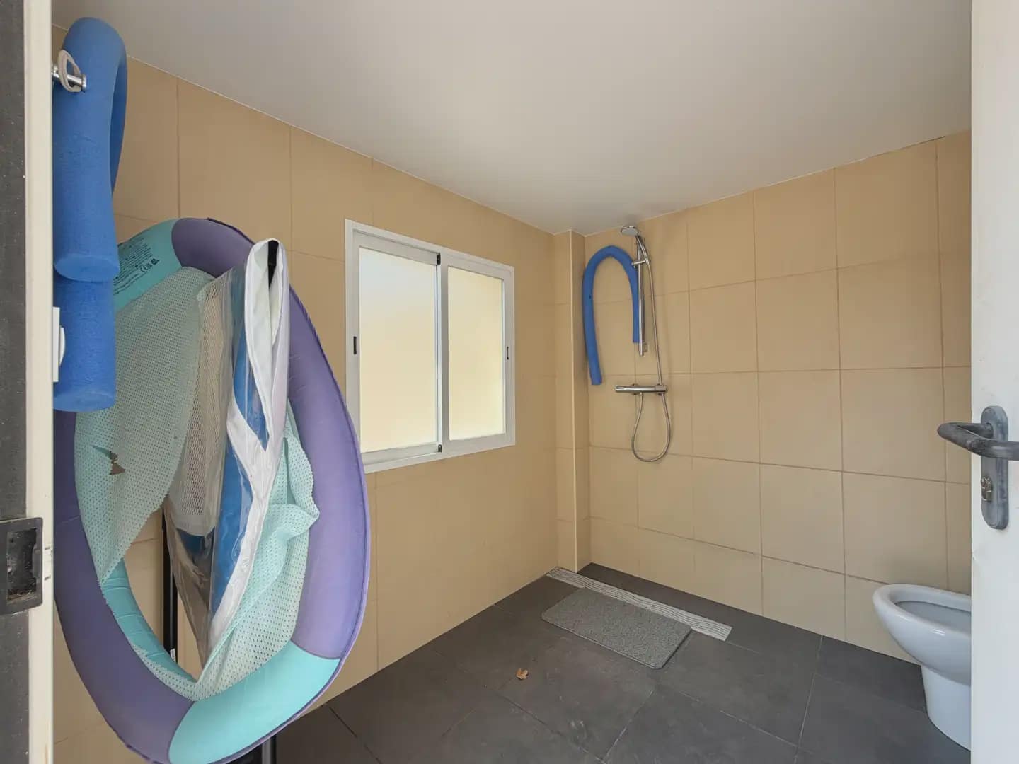 4 soverom Kjedet enebolig til salgs i Ugena med svømmebasseng garasje - € 390 000 (Ref: 9987343)
