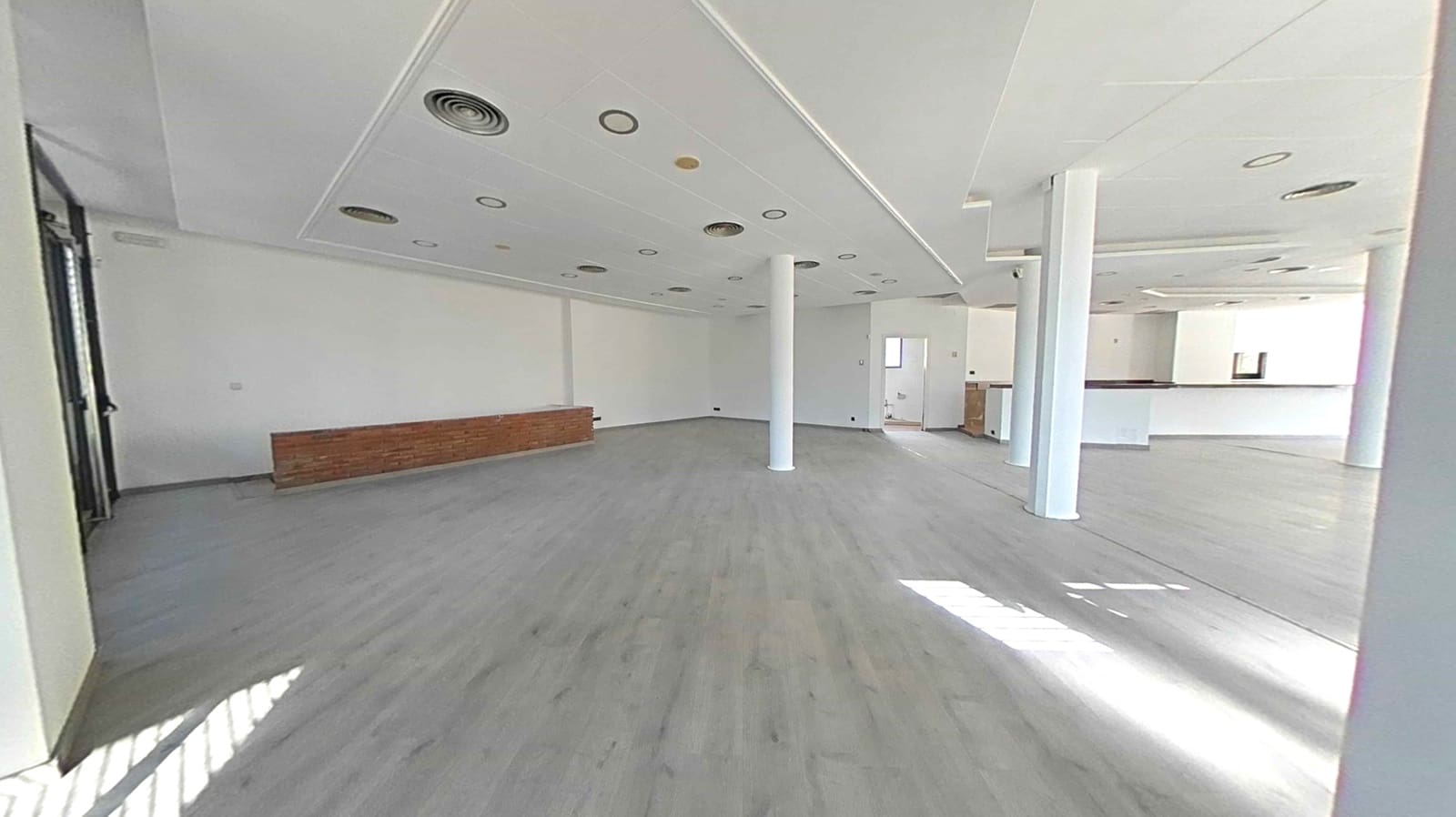 Butik til salg i El Prat de Llobregat - € 780.000 (Ref: 9009318)