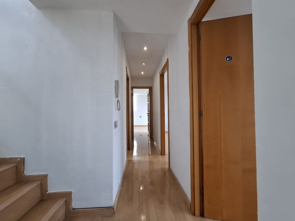 3 soveværelse Villa til salg i Sant Fost de Campsentelles med swimmingpool garage - € 410.000 (Ref: 9009347)