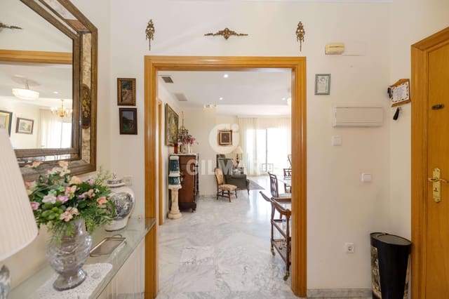 Piso de 4 habitaciones en Playa Bajadilla - Puertos, Marbella en venta con garaje - 975.000 € (Ref: 10004536)