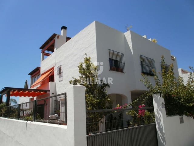 3 quarto Moradia Geminada para venda em Lomas De Marbella, Marbella com piscina - 750 000 € (Ref: 10009886)