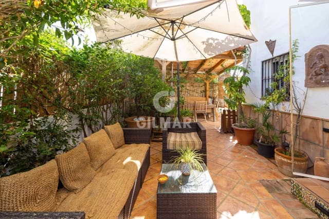 3 quarto Moradia Geminada para venda em Lomas De Marbella, Marbella com piscina - 750 000 € (Ref: 10009886)