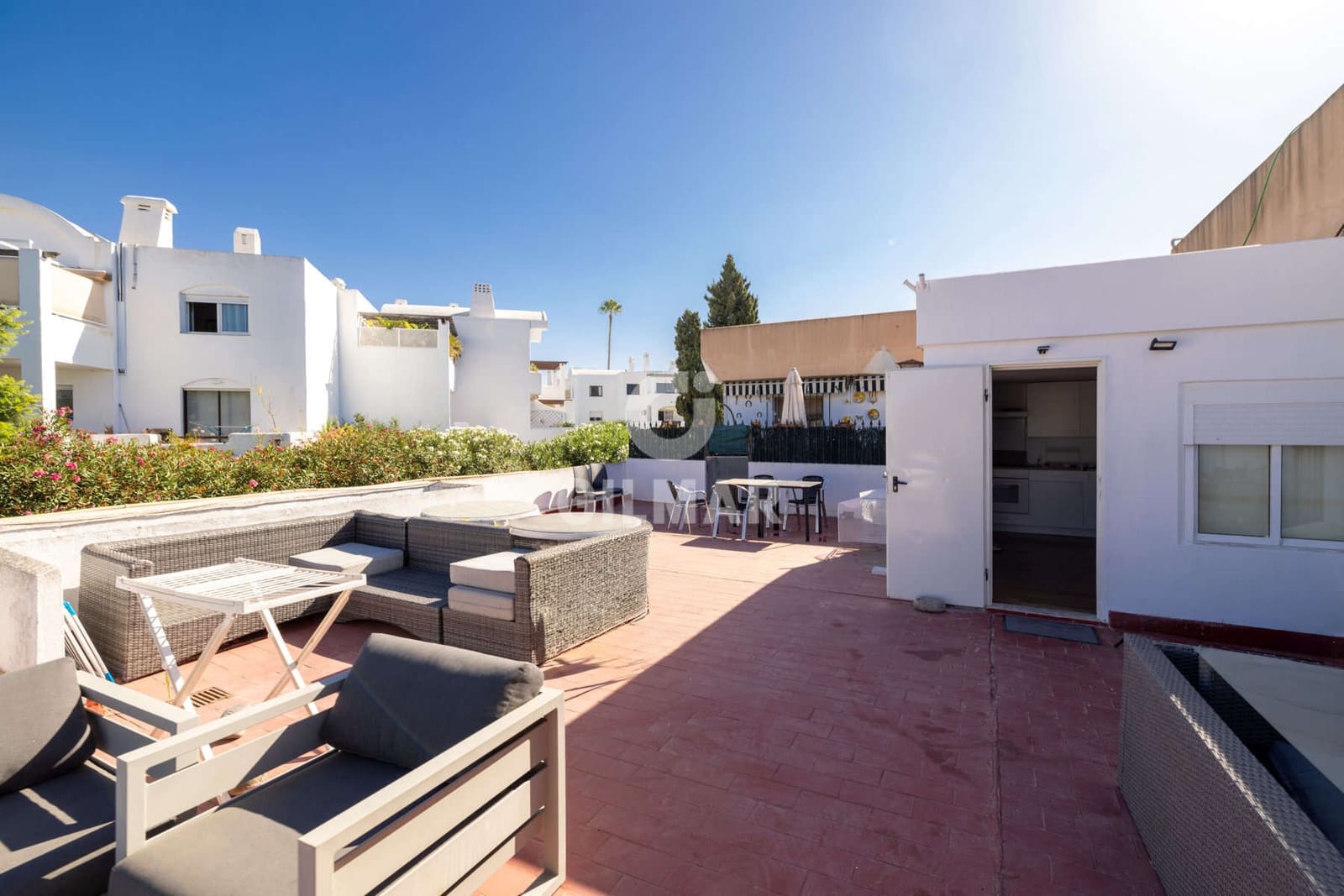 Commercial for sale in El Paraiso - € 2,050,000 (Ref: 10009957)