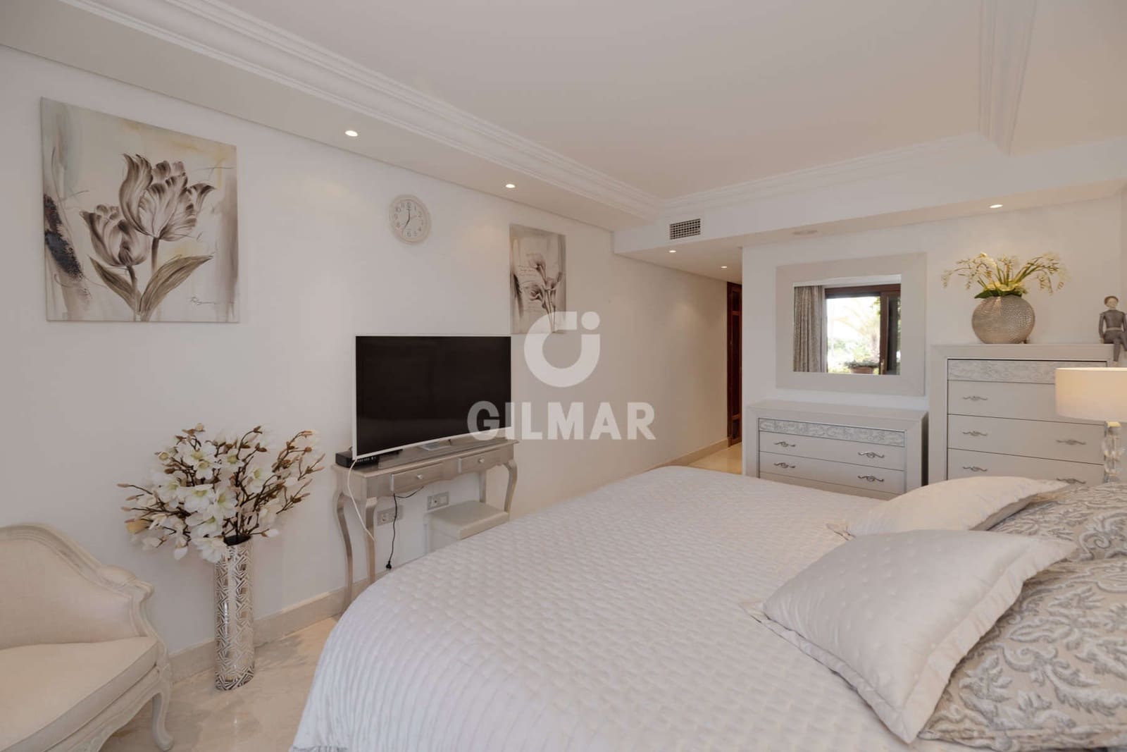 2 bedroom Flat for sale in Estepona with pool garage - € 750,000 (Ref: 10015919)