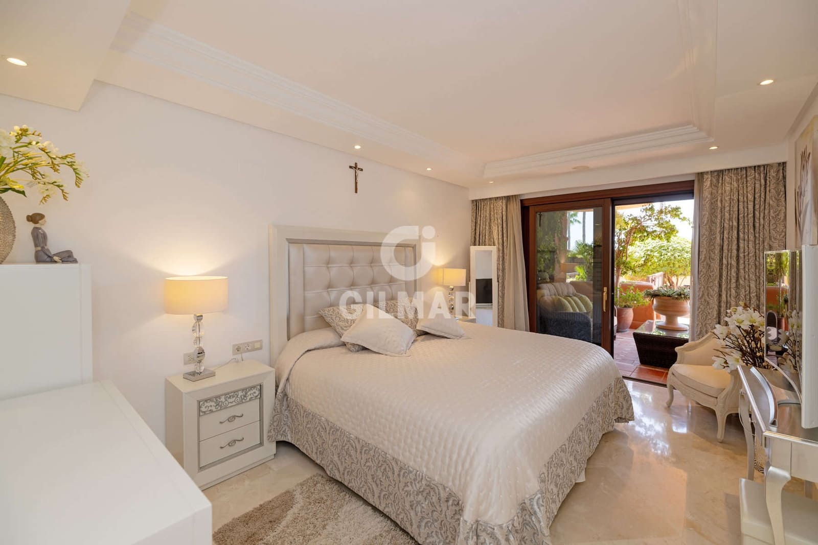 2 bedroom Flat for sale in Estepona with pool garage - € 750,000 (Ref: 10015919)