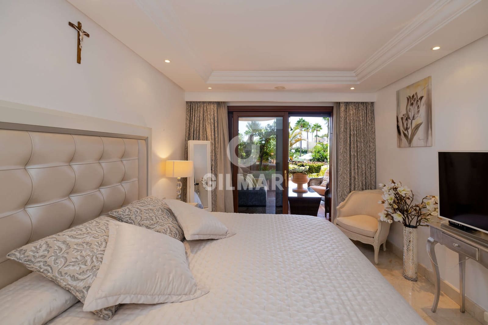 2 bedroom Flat for sale in Estepona with pool garage - € 750,000 (Ref: 10015919)