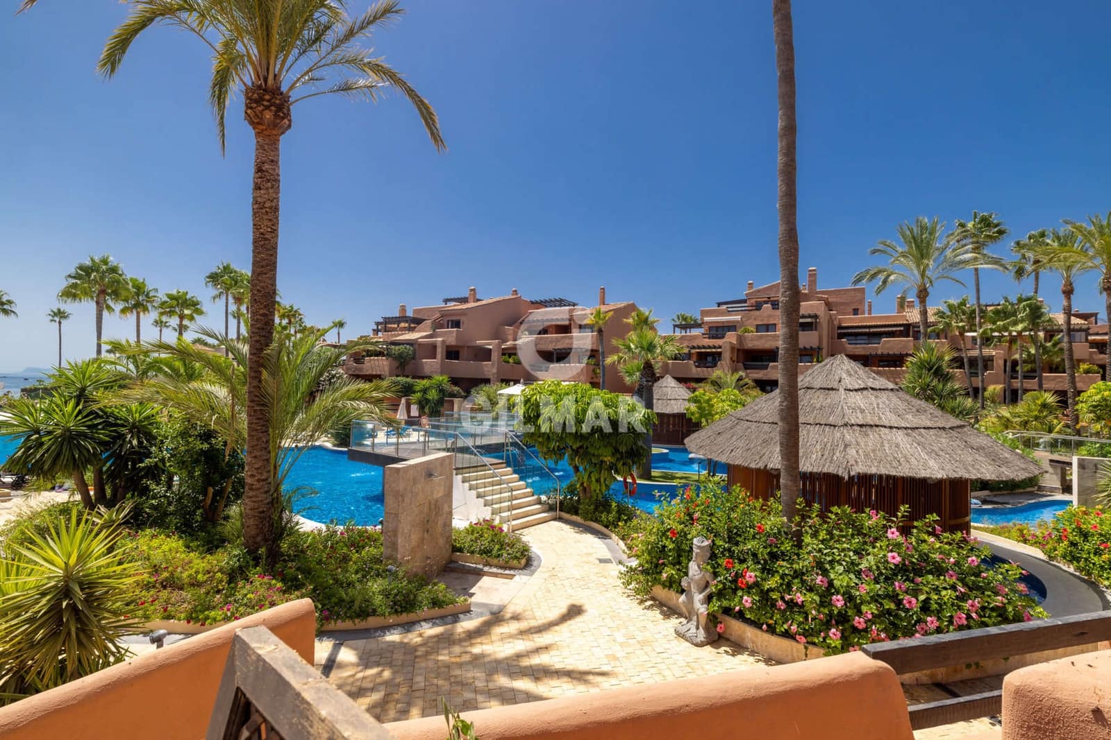 2 bedroom Flat for sale in Estepona with pool garage - € 750,000 (Ref: 10015919)