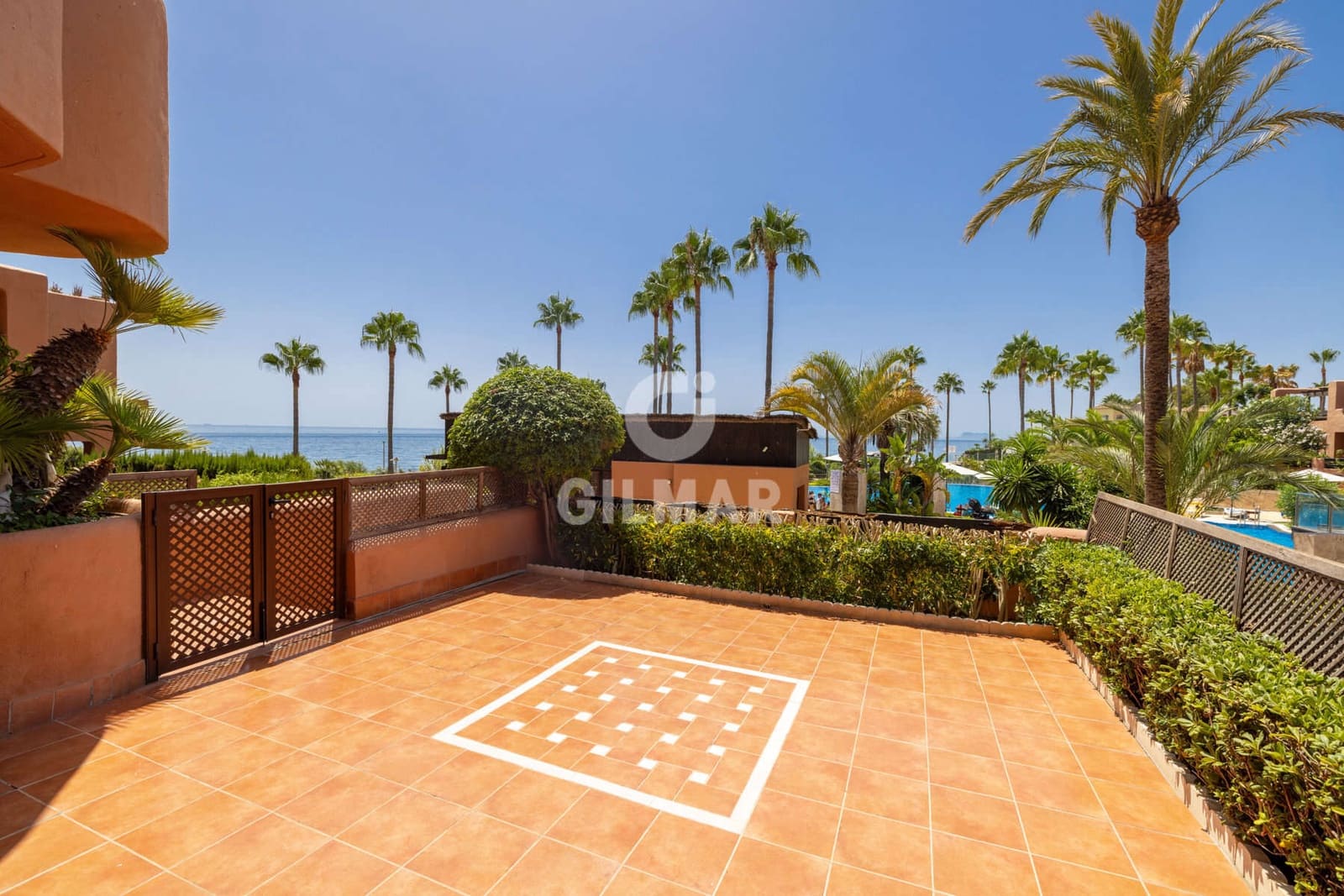 2 bedroom Flat for sale in Estepona with pool garage - € 750,000 (Ref: 10015919)