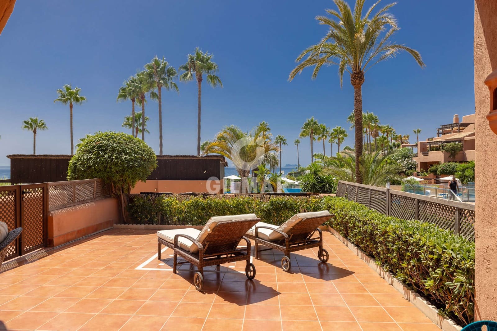 2 bedroom Flat for sale in Estepona with pool garage - € 750,000 (Ref: 10015919)