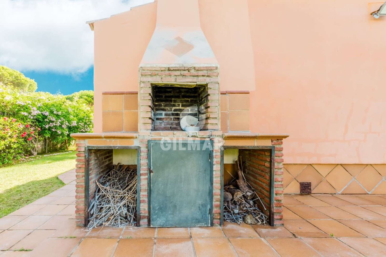 5 bedroom Villa for sale in Conil de la Frontera with garage - € 995,000 (Ref: 10019988)