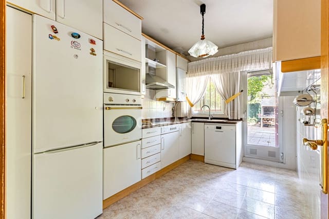 6 bedroom Terraced Villa for sale in Peñagrande, Madrid city - € 1,395,000 (Ref: 10021665)