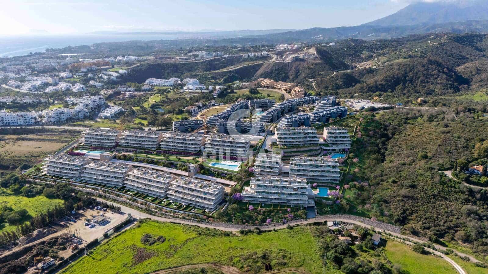 Piso de 2 habitaciones en Estepona en venta con piscina garaje - 449.000 € (Ref: 10026279)