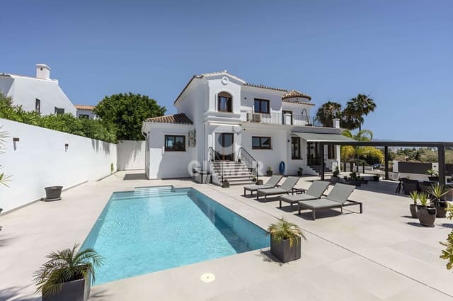 6 quarto Moradia para venda em Nueva Atalaya, Estepona com piscina garagem - 2 195 000 € (Ref: 10027566)
